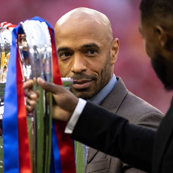 Thierry Henry n'a jamais caché son envie de rester proche du football. 

Thierry Henry porte le trophée de la Ligue des champions de l'UEFA lors de la finale de la Ligue des champions de l'UEFA à Budapest, en Hongrie.