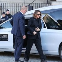 A l'église Saint-Sulpice, Laura Smet le pas lourd et solitaire pour l'adieu à sa mère Nathalie Baye