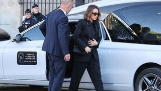 A l'église Saint-Sulpice, Laura Smet le pas lourd et solitaire pour l'adieu à sa mère Nathalie Baye