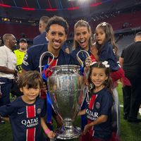 "On a écrit l’histoire ensemble" : Marquinhos entouré de sa famille à Munich, la femme du capitaine du PSG savoure ce sacre avec lui