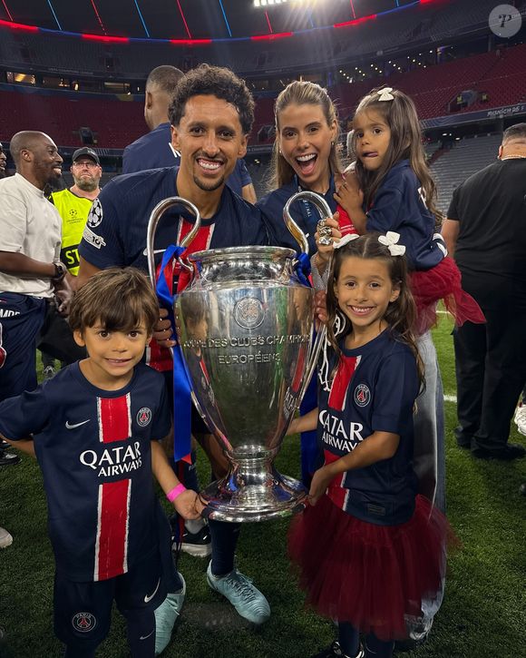 Marquinhos fête sa victoire avec le PSG en Ligue des champions avec sa femme Carol et leurs trois enfants