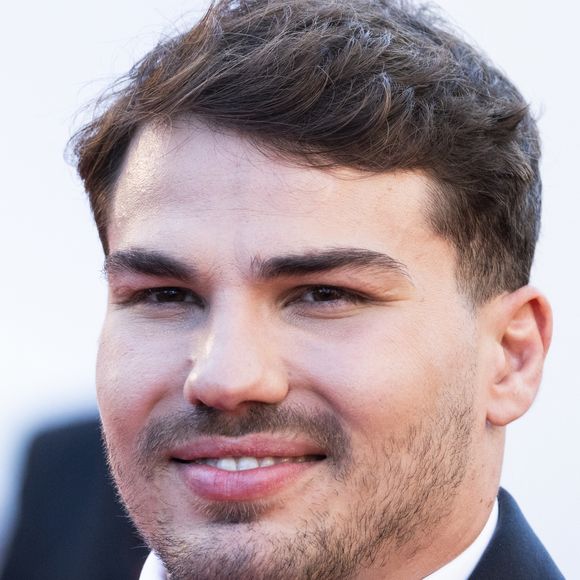 Antoine Dupont et  Iris Mittenaere - Antoine Dupont et Iris Mittenaere se retrouvent sur les marches  du film « Dossier 137 » lors du 78ème Festival International du Film de Cannes le 15 mai 2025.

© Jacovides / Moreau / Bestimage