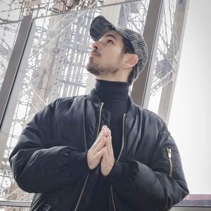 Le DJ Michaël Canitrot pose en marge de sa venue au dévoilement du timbre commémoratif du centenaire de la disparition de G. Eiffel à Paris le 9 mars 2023. © Jack Tribeca / Bestimage