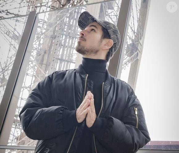 Le DJ Michaël Canitrot pose en marge de sa venue au dévoilement du timbre commémoratif du centenaire de la disparition de G. Eiffel à Paris le 9 mars 2023. © Jack Tribeca / Bestimage