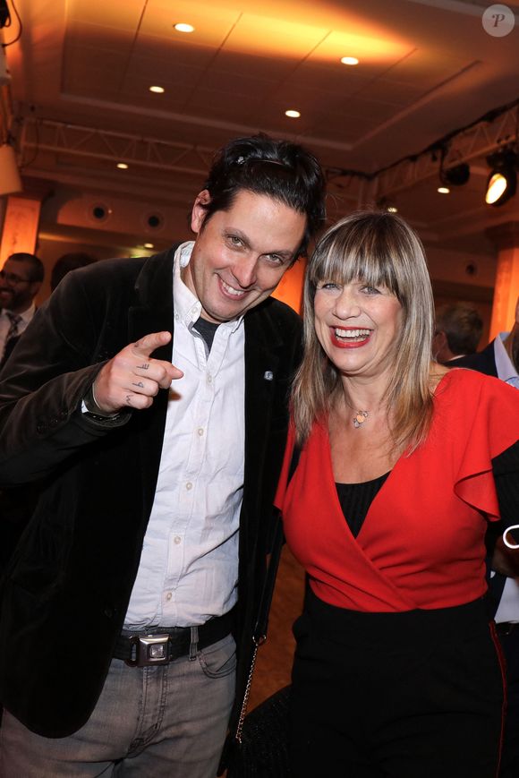Annie Gautrat dite "Stone (Stone & Charden)" et son fils Baptiste Charden - L'association Citéstars fête son 23ème anniversaire lors du dîner gala de la 2ème cérémonie des étoiles d'or 2021 à la salle Wagram, Paris le 28 novembre 2021. © Cédric Perrin/Bestimage
