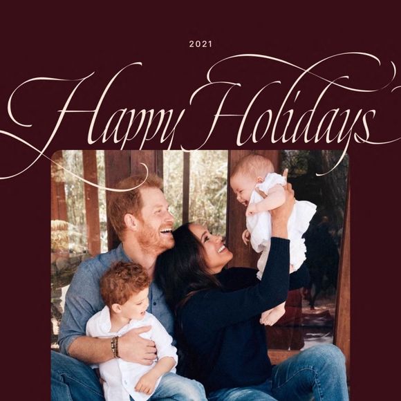 Carte de voeux du prince Harry, duc de Sussex, et Meghan Markle avec leurs enfants, Archie et Lilibet. Sur cette photo, prise l'été dernier à leur domicile de Montecito (Californie), le prince Harry tient dans ses bras Archie, 2 ans tandis que Lilibet, 6 mois, est portée dans les bras de sa mère. Montecito. Eté 2021. 
© Photo by Alexi Lubomirski, Copyright owned by Prince Harry and Meghan, The Duke and Duchess of Sussex via Bestimage