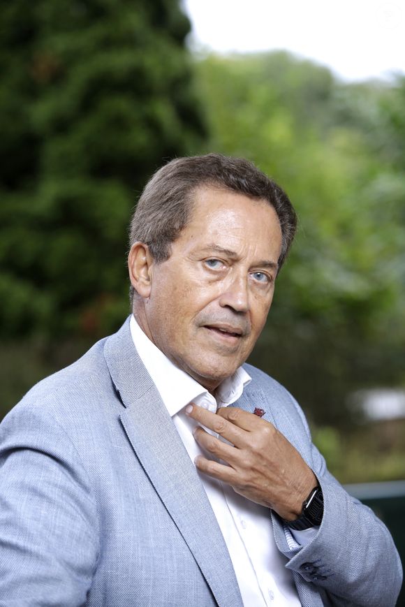 Olivier Guenec poursuit la discussion en évoquant la médiatisation soudaine de cette romance : "Toi t'es habitué à la médiatisation etc. Mais elle ?". Georges Fenech nuance alors : "Alors bon c'est un peu plus compliqué."

Exclusif - Georges Fenech lors de la 29ème édition de "La Forêt des Livres chez Gonzague Saint-Bris" à Chanceaux-près-Loches, le 31 août 2025.
© Cédric Perrin/Bestimage