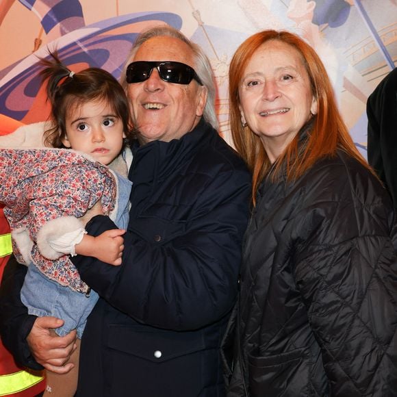 Accompagné de sa femme Nikole avec lequel il est marié depuis 1999, le chanteur portait dans ses bras leur petite-fille, confortablement blottie contre son grand-père.

Gilbert Montagné avec sa femme au photocall de la générale du spectacle "Tempo" du Cirque d'Hiver Bouglione à Paris, France, le 18 octobre 2025. © Coadic Guirec/Bestimage