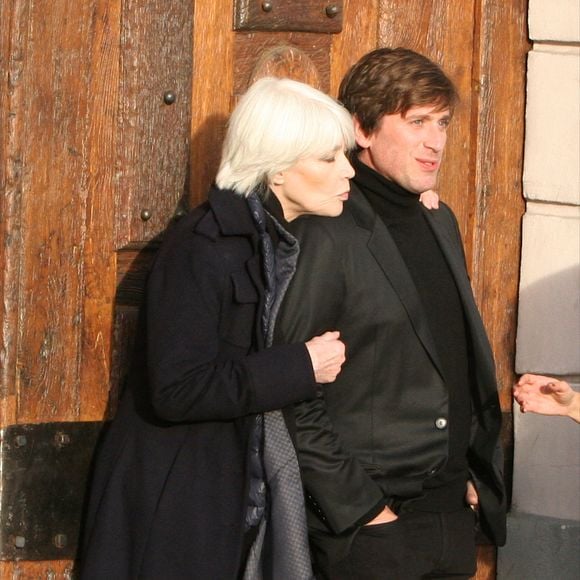 Exclusif - Françoise Hardy et son fils Thomas Dutronc se baladent le long des quais de l’Île Saint-Louis à Paris, France, le 2 novembre 2016. Françoise Hardy se dévoile dans "Un cadeau du ciel", son dernier livre aux Éditions des Équateur dans lequel elle revient sur son hospitalisation en mars dernier (15) pour son lymphome, en librairie, le 3 novembre. © AGENCE / BESTIMAGE