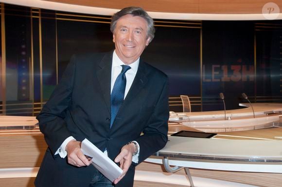 Le journaliste de 74 ans rejoint "Estelle midi", l'émission d'Estelle Denis sur RMC Story et sur les ondes de la radio RMC. Exclusif - Jacques Legros sur le plateau du Journal de TF1 le 30 avril 2015 Pierre Perusseau / Bestimage