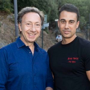 Il a récemment déménagé dans le Var avec son compagnon Yori, tout en continuant à fréquenter le Perche pour son engagement patrimonial.

Exclusif - Stephane Bern et son mari Yori Bailleres - Laurent Voulzy en concert sur la scène du théâtre de Verdure lors du 41ème Festival de Ramatuelle, le 9 août 2025.  © Cyril Bruneau / Bestimage