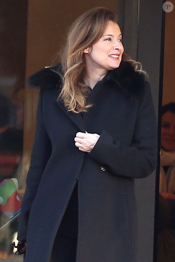 Exclusif - Valérie Trierweiler fait du shopping avec son fils Léonard et son agent littéraire Anna Jarota à Londres. Le 24 novembre 2014
Crédit : AGENCE / BESTIMAGE