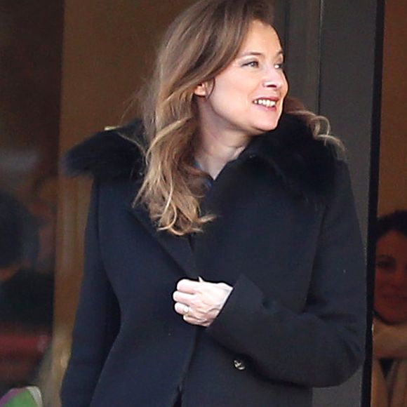Exclusif - Valérie Trierweiler fait du shopping avec son fils Léonard et son agent littéraire Anna Jarota à Londres. Le 24 novembre 2014
Crédit : AGENCE / BESTIMAGE