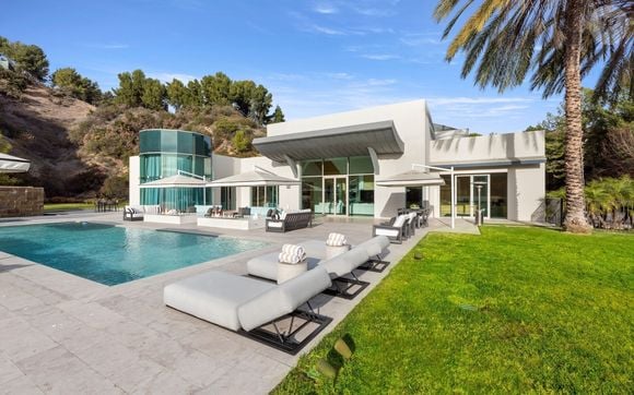 Exclusif - La nouvelle villa de Kanye West à Beverly Hills. Kanye a finalisé l'achat hors marché pour 35 millions de dollars. La propriété de style méditerranéen comprend environ 1900 m2 d'espace habitable, des jardins privés et des vues panoramiques sur la ville. Los Angeles, le 15 décembre 2024.