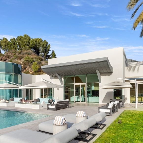 Exclusif - La nouvelle villa de Kanye West à Beverly Hills. Kanye a finalisé l'achat hors marché pour 35 millions de dollars. La propriété de style méditerranéen comprend environ 1900 m2 d'espace habitable, des jardins privés et des vues panoramiques sur la ville. Los Angeles, le 15 décembre 2024.