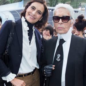 Inès de la Fressange et Karl Lagerfeld - Backstage lors du défilé de mode "Chanel", collection prêt-à-porter printemps-été 2016, au Grand Palais à Paris. Le 6 Octobre 2015