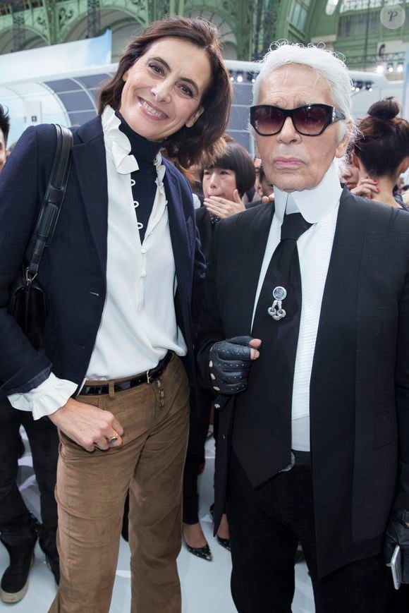 Inès de la Fressange et Karl Lagerfeld - Backstage lors du défilé de mode "Chanel", collection prêt-à-porter printemps-été 2016, au Grand Palais à Paris. Le 6 Octobre 2015