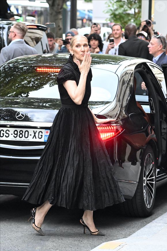 Céline Dion à la sortie de l'hôtel Royal Monceau à Paris avant l'ouverture des Jeux Olympiques (JO) de Paris 2024, à Paris, France, le 24 juillet 2024. (Agence/Bestimage).