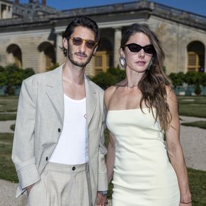 Pierre Niney et Natasha Andrews au photocall du défilé Jacquemus de la mode homme Printemps/Été 2026 dans le cadre de la Fashion Week de Paris dans les jardins de l’Orangerie à Versailles, France. © Olivier Borde/Bestimage