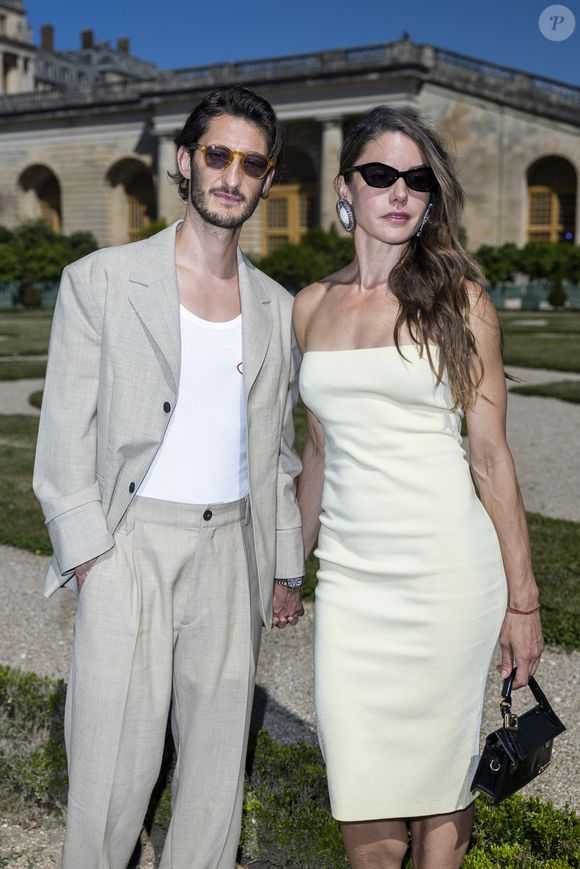 Pierre Niney et Natasha Andrews au photocall du défilé Jacquemus de la mode homme Printemps/Été 2026 dans le cadre de la Fashion Week de Paris dans les jardins de l’Orangerie à Versailles, France. © Olivier Borde/Bestimage