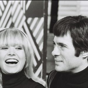 Le deuxième de ses enfants était le fils de son épouse, Sophie Daumier.
Sophie Daumier" et Guy Bedos sur le plateau de télévision d' une émission 
au début des années 1970 à Paris.