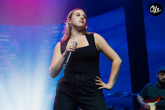 Malgré ses angoisses et de mauvaises expériences passées, l'artiste refuse de se laisser impressionner et fonce sur scène.

Exclusif - Héléna Bailly en concert lors de la 1re édition du "Festival Europe 2" au Casino de Paris le 17 juin 2025. 

© Alexandre Fumeron/Bestimage