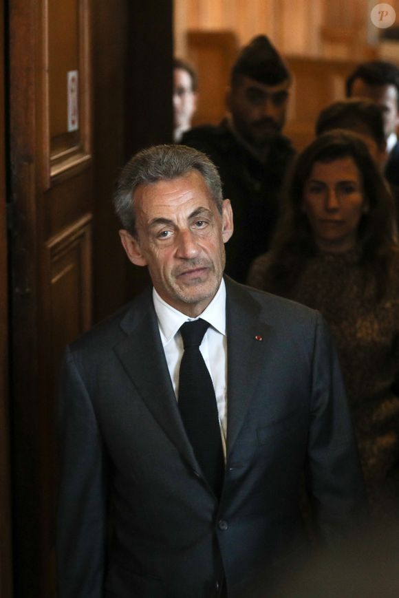 Info - Affaire Bygmalion : Nicolas Sarkozy condamné en appel à un an de prison, dont six mois ferme - L'ancien président français Nicolas Sarkozy arrive au palais de justice pour le procès en appel d'une affaire de corruption au palais de justice de Paris le 17 mai 2023. Deux ans après une condamnation sans précédent pour un ancien chef de l'État, la cour d'appel de Paris a confirmé ce mercredi matin la condamnation de Nicolas Sarkozy à trois ans d'emprisonnement, dont un an ferme, pour corruption et trafic d'influence, dans l'affaire dite "Bismuth".
Le 1er mars 2021, un tribunal français avait condamné l'ancien président Nicolas Sarkozy à une peine de trois ans de prison, dont deux ans avec sursis, pour corruption et trafic d'influence. Les procureurs avaient demandé qu'il soit emprisonné pendant quatre ans et qu'il purge une peine minimale de deux ans. Ils avaient également demandé que ses coaccusés, l'avocat Thierry Herzog et le juge Gilbert Azibert, soient condamnés à la même peine, Paris, le 17 mai 2023 © Stéphane Lemouton / Bestimage