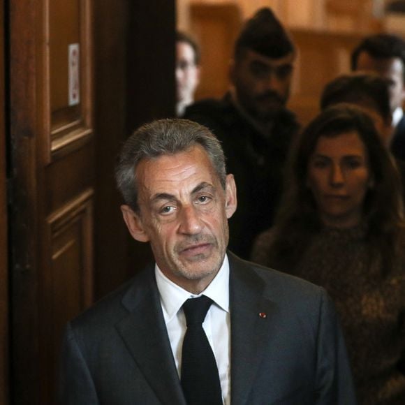 Info - Affaire Bygmalion : Nicolas Sarkozy condamné en appel à un an de prison, dont six mois ferme - L'ancien président français Nicolas Sarkozy arrive au palais de justice pour le procès en appel d'une affaire de corruption au palais de justice de Paris le 17 mai 2023. Deux ans après une condamnation sans précédent pour un ancien chef de l'État, la cour d'appel de Paris a confirmé ce mercredi matin la condamnation de Nicolas Sarkozy à trois ans d'emprisonnement, dont un an ferme, pour corruption et trafic d'influence, dans l'affaire dite "Bismuth".
Le 1er mars 2021, un tribunal français avait condamné l'ancien président Nicolas Sarkozy à une peine de trois ans de prison, dont deux ans avec sursis, pour corruption et trafic d'influence. Les procureurs avaient demandé qu'il soit emprisonné pendant quatre ans et qu'il purge une peine minimale de deux ans. Ils avaient également demandé que ses coaccusés, l'avocat Thierry Herzog et le juge Gilbert Azibert, soient condamnés à la même peine, Paris, le 17 mai 2023 © Stéphane Lemouton / Bestimage