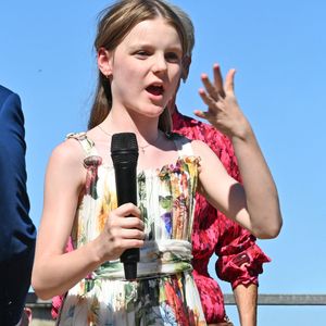 No Tabloïds - Le prince Albert II de Monaco, la princesse Charlène de Monaco, le prince Jacques de Monaco, marquis des Baux, et la princesse Gabriella de Monaco, comtesse de Carladès, ont été accueillis à Mur-de-Barrez en aveyron par M. Pierre Ignace, le maire de la commune et membre de la délégation officielle française lors de la récente visite d’État à Monaco. Une nouvelle médiathèque, créée par la Communauté de communes Aubrac-Carladez-Viadène, a été officiellement baptisée Médiathèque Princesse Gabriella, le 9 juillet 2025. © Bruno Bebert/Bestimage