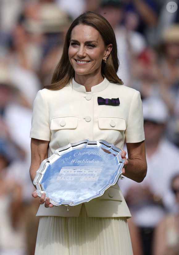 La princesse de Galles sur le court central après la finale du simple dames, le treizième jour des championnats de Wimbledon 2025, au All England Lawn Tennis and Croquet Club de Londres. Date de la photo : samedi 12 juillet 2025. ... Wimbledon 2025 - Treizième jour - All England Lawn Tennis and Croquet Club ... 12-07-2025 ... Londres ... Royaume-Uni ... Crédit photo : Andrew Matthews/PA Wire
