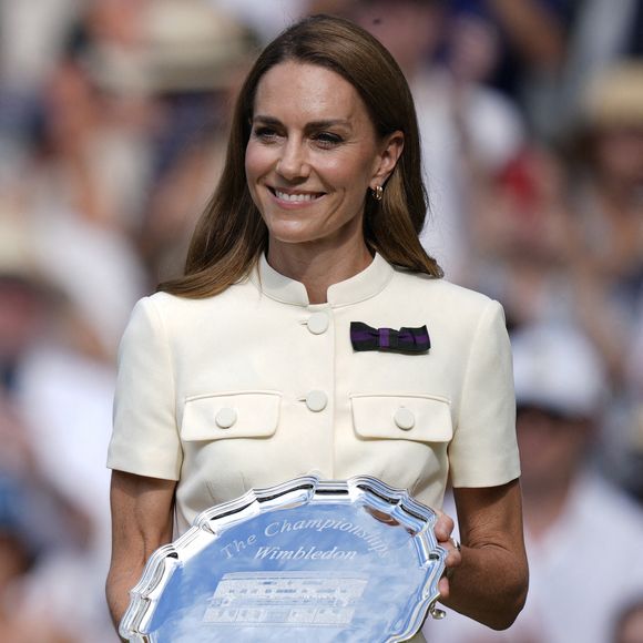 La princesse de Galles sur le court central après la finale du simple dames, le treizième jour des championnats de Wimbledon 2025, au All England Lawn Tennis and Croquet Club de Londres. Date de la photo : samedi 12 juillet 2025. ... Wimbledon 2025 - Treizième jour - All England Lawn Tennis and Croquet Club ... 12-07-2025 ... Londres ... Royaume-Uni ... Crédit photo : Andrew Matthews/PA Wire