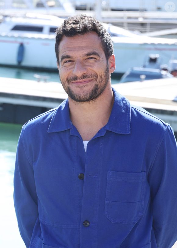 Amir Haddad - Photocall de la série "La Belle et le Boulanger" lors du 27ème Festival de la Fiction de la Rochelle (16 - 21 septembre 2025), le 17 septembre 2025.
© Denis Guignebourg / Bestimage