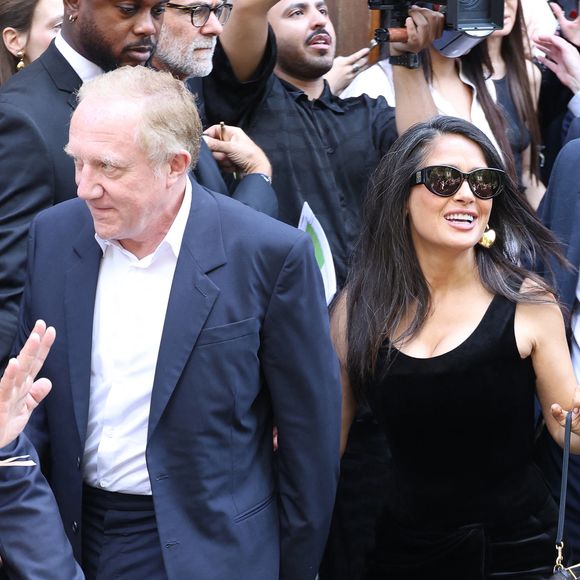 Salma Hayek et son mari François-Henri Pinault, PDG de Kering, ont pris place au premier rang du dernier défilé Balenciaga imaginé par Demna Gvasalia. 

Salma Hayek et son mari François-Henri Pinault - Arrivées au défilé Balenciaga Collection Haute Couture Automne/Hiver lors de la Fashion Week de Paris (PFW). 
© Denis Guignebourg / Bestimage