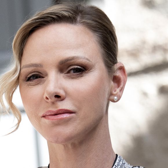 Le prince Albert II de Monaco, la princesse Charlène de Monaco, le prince Jacques de Monaco, marquis des Baux, et la princesse Gabriella de Monaco, comtesse de Carladès, ont été accueillis à Mur-de-Barrez en aveyron par M. Pierre Ignace, le maire de la commune et membre de la délégation officielle française lors de la récente visite d’État à Monaco. Le 9 juillet 2025. © NivierePool/Bestimage