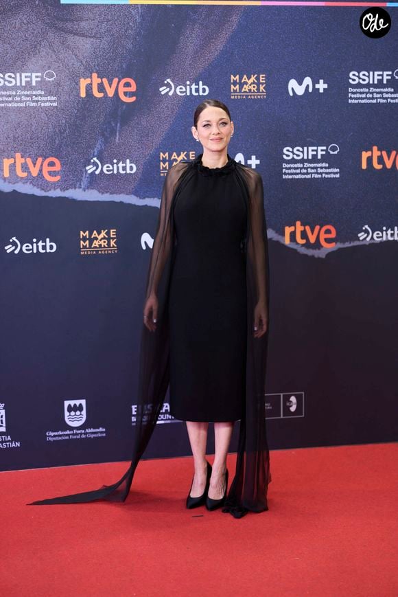L’actrice est apparue dans plusieurs créations signées Chanel.

Marion Cotillard a assisté au tapis rouge de “7h40, ce matin-là / Milo” lors de la 74e édition du Festival international du film de Saint-Sébastien, au Kursaal, le 24 septembre 2026 à Donostia / Saint-Sébastien, en Espagne. 
© Jack Abuin/ZUMA Press Wire / Bestimage