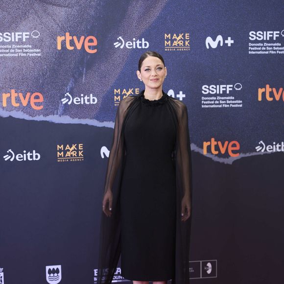L’actrice est apparue dans plusieurs créations signées Chanel.

Marion Cotillard a assisté au tapis rouge de “7h40, ce matin-là / Milo” lors de la 74e édition du Festival international du film de Saint-Sébastien, au Kursaal, le 24 septembre 2026 à Donostia / Saint-Sébastien, en Espagne. 
© Jack Abuin/ZUMA Press Wire / Bestimage