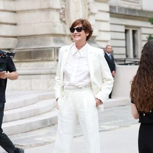 Entre élégance décontractée et pièces intemporelles, la griffe séduit une clientèle internationale en quête de style sans effort.

Ines de la Fressange au défilé Chanel "Collection Haute Couture Automne/Hiver 2026-2027" lors de la Fashion Week de Paris, le 7 juillet 2026

© Florian Lavielle / Bestimage