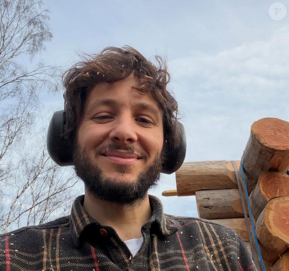 Vianney travaille sur la construction de sa cabane. Photo Instagram
