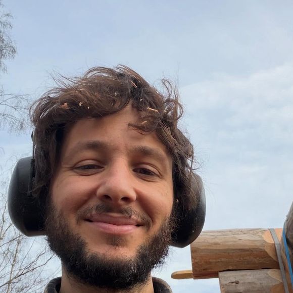 Vianney travaille sur la construction de sa cabane. Photo Instagram