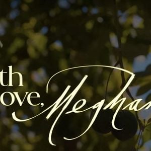 Los Angeles, CA - Le prince Harry se blottit contre Meghan Markle dans la première bande-annonce de sa nouvelle série Netflix With Love, Meghan. La duchesse de Sussex revient sur les écrans de télévision. Meghan s'est blottie contre son mari, le prince Harry, alors que Netflix a dévoilé le premier teaser de sa nouvelle série With Love, Meghan Backgrid UK/ Bestimage