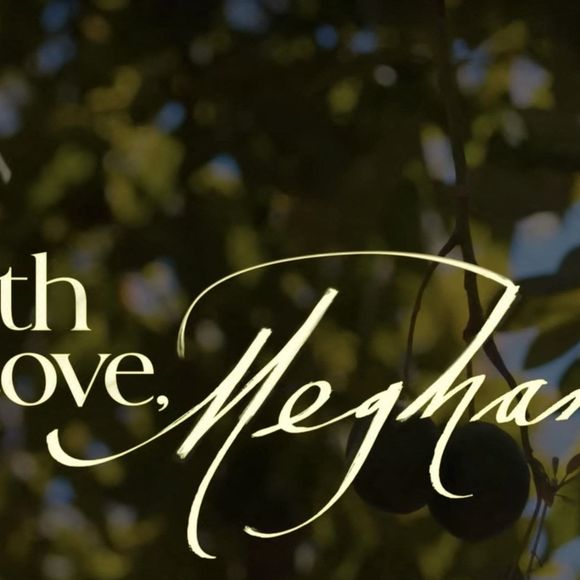 Los Angeles, CA - Le prince Harry se blottit contre Meghan Markle dans la première bande-annonce de sa nouvelle série Netflix With Love, Meghan. La duchesse de Sussex revient sur les écrans de télévision. Meghan s'est blottie contre son mari, le prince Harry, alors que Netflix a dévoilé le premier teaser de sa nouvelle série With Love, Meghan Backgrid UK/ Bestimage