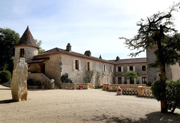 Mais s'il y a une région à laquelle le roi est attaché, c'est l'Occitanie et plus particulièrement le Lot 

Rendez-vous avec la reine Margrethe II de Danemark dans son château de Caïx, près de Cahors le 16 août 2018. Elle donne une conférence de presse au sujet de la visite du président de la république française au Danemark les 28 et 29 août 2018. Le château de Caïx (Caix, Cayx) est la propriété de la famille royale de Danemark depuis 1975. C'est aussi un domaine viti-vinicole qui produit un vin en AOP (Appellation d'origine protégée) vin de Cahors.
© Patrick Bernard / Bestimage