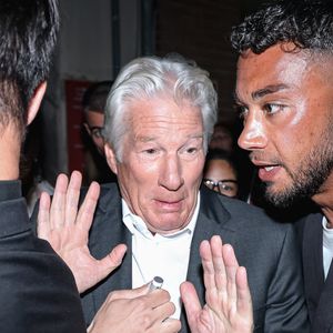 "Il n’est pas sympathique. Il s’est barré et on n’était qu’à une demi-heure d’émission, donc on a dû continuer l’émission sans lui en mettant des plans de sa gueule au montage."

Richard Gere arrive à la projection du film Dalai Lama - The Wisdom of Happiness (Sagesse du bonheur) entouré de fans à Anteo Palazzo del Cinema, Milan, Italie le 25 mai 2025. Photo by Alessandro Bremec/IPA/ABACAPRESS.COM