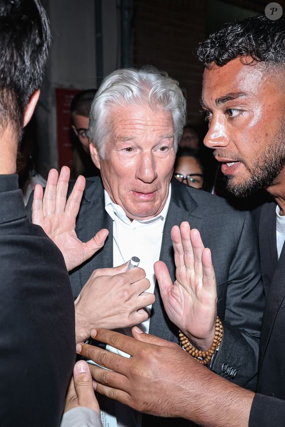 "Il n’est pas sympathique. Il s’est barré et on n’était qu’à une demi-heure d’émission, donc on a dû continuer l’émission sans lui en mettant des plans de sa gueule au montage."

Richard Gere arrive à la projection du film Dalai Lama - The Wisdom of Happiness (Sagesse du bonheur) entouré de fans à Anteo Palazzo del Cinema, Milan, Italie le 25 mai 2025. Photo by Alessandro Bremec/IPA/ABACAPRESS.COM
