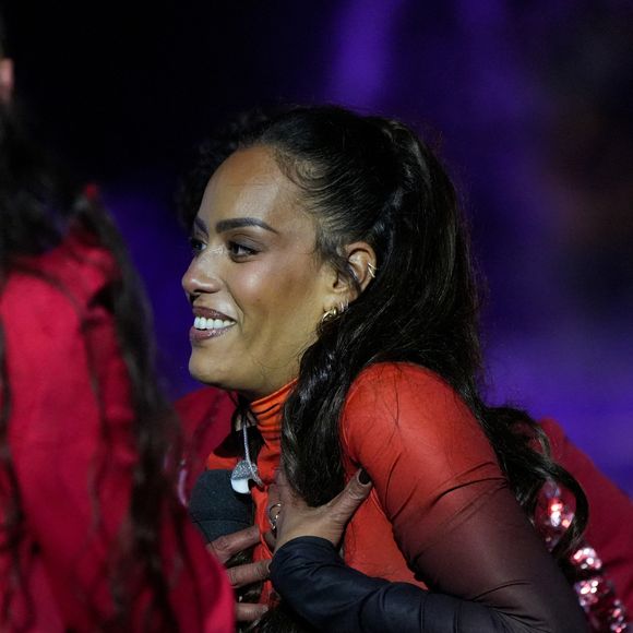 Choquée par certains propos tenus à son encontre sur Twitter, la chanteuse poursuit : "Sur The Voice, en fait, je n’avais pas le droit de parler. J’ai compris que, pour plein de gens, c’était déjà une chance que je sois dans ce fauteuil, donc ferme-la.".

Exclusif - Amel Bent lors de l'enregistrement de l'émission "La Grande soirée du 31 de Paris", diffusée le 31 décembre sur France 2, sur la place de la Concorde à Paris, France, le 24 novembre 2025. © Guebey-Tribeca/Bestimage