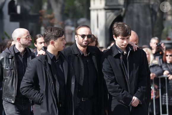 Michel Ferracci et ses fils Enzo et Mael arrivent à l'enterrement de l'actrice belge Emilie Dequenne au crématorium du cimetière du Père Lachaise à Paris, France, le 26 mars 2025. Emilie Dequenne, qui avait remporté le prix de la meilleure actrice au Festival de Cannes en 1999 pour son premier rôle dans le film Rosetta des Dardenne, est décédée à l'âge de 43 ans des suites d'un cancer rare des glandes surrénales. Photo by Nasser Berzane/ABACAPRESS.COM