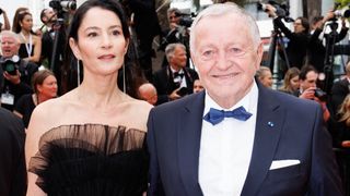 Jean-Michel Aulas (76 ans) aurait pu profiter de sa fortune de 450 millions d'euros avec sa compagne de 45 ans et sa famille recomposée mais...