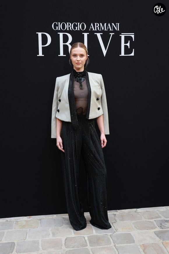 Après Dior et Chanel, Giorgio Armani Privé a dévoilé sa nouvelle collection couture.

Annie Schröter au défilé Giorgio Armani Privé "Collection Haute Couture Automne/Hiver 2026-2027" lors de la Fashion Week de Paris, le 7 juillet 2026.

Florian Lavielle / Bestimage