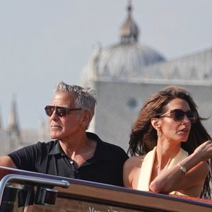 Mais on se consolera avec George Clooney lauréat d'un prix honorifique

George Clooney et sa femme Amal Clooney arrivant à la 82e Mostra de Venise 
©Backgrid UK/ Bestimage