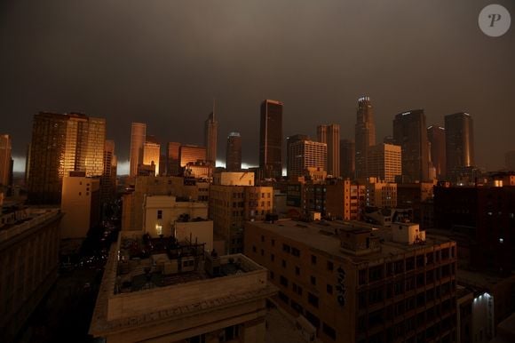 Los Angeles, CA - Le ciel est rempli de fumée alors que le soleil se lève sur le centre-ville de Los Angeles, le matin après les incendies qui ont ravagé la ville.